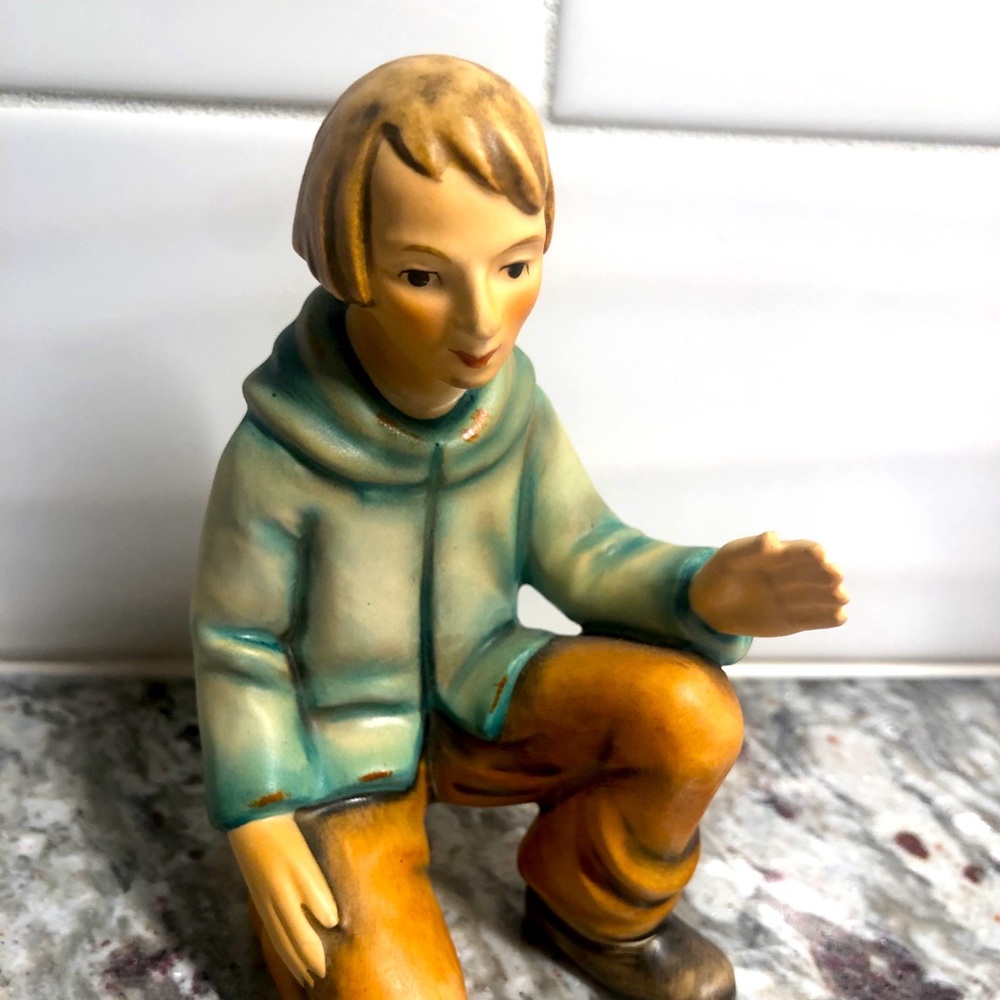 Hummel Kneeling Shepherd